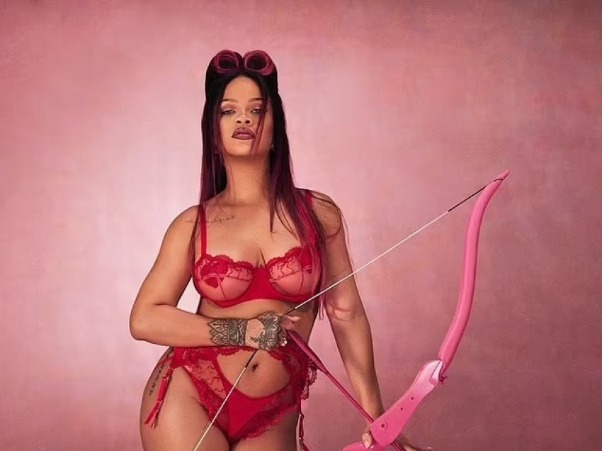 Rihanna 'ndez' rrjetin me foto shumë 'seksi'