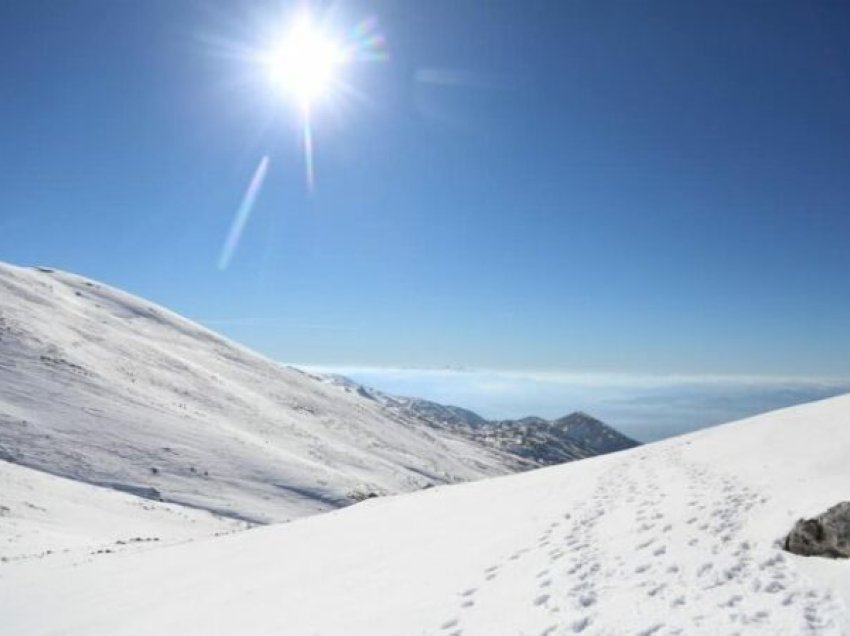 Reshje dëbore në zonat malore/ Parashikimi i motit për sot