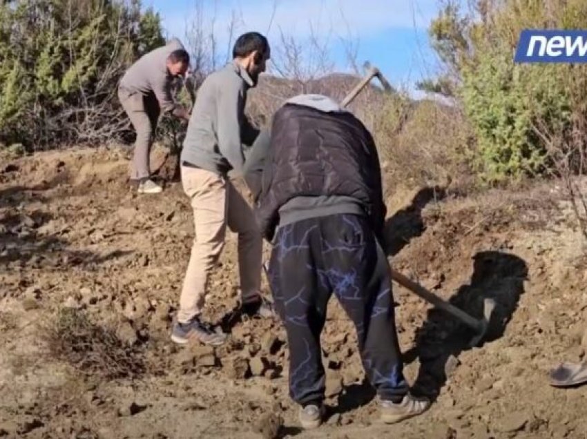 Elbasan, rruga në Mamël plotësisht e shkatërruar, hoxha i fshatit dhe banorët aksion për sistemimin e saj