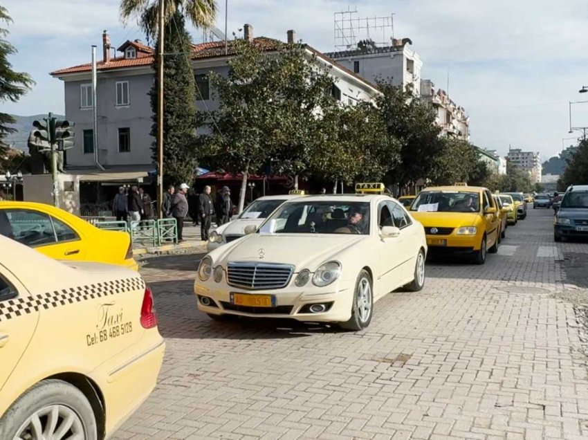 Protestojnë taksitë në Elbasan, shkak konkurrenca e pandershme nga taksitë elektrike