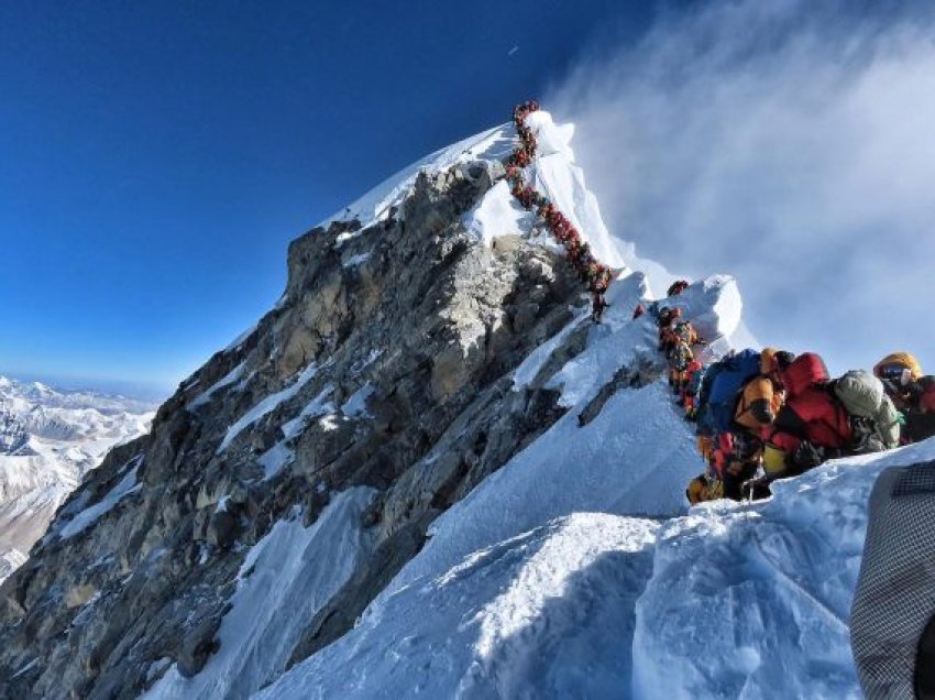 Nepali rrit tarifat për alpinistët që duan të ngjiten në malin Everest