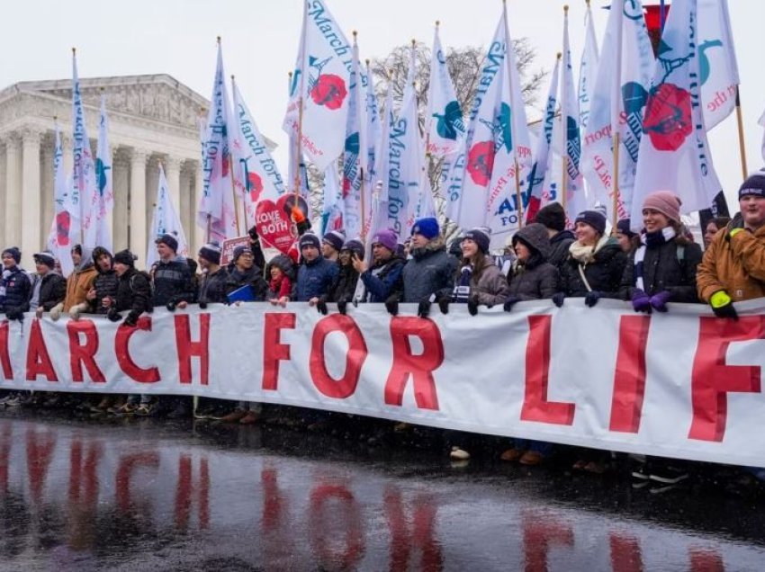 Presidenti Trump fal 23 protestues kundër abortit