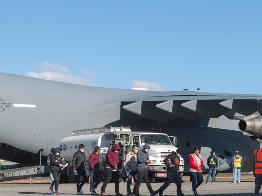 Grupet e para të imigrantëve dëbohen nga Shtetet e Bashkuara me aeroplanë ushtarakë