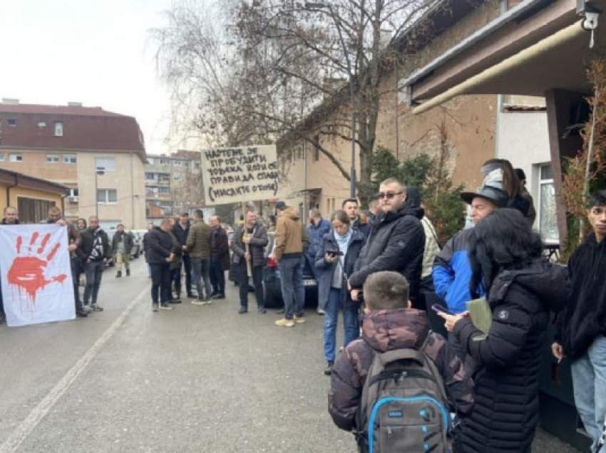 ​Serbët në veri të Mitrovicës në mbështetje të protestës në Serbi