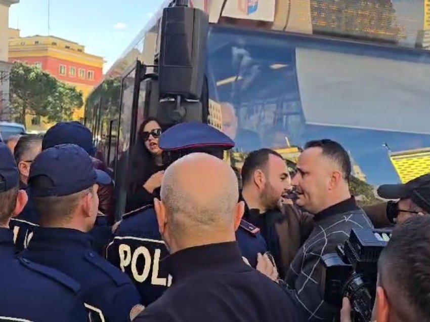 Bllokuan rrugën gjatë tubimit para Bashkisë së Tiranës, Policia kallëzon në Prokurori 6 protestues të opozitës