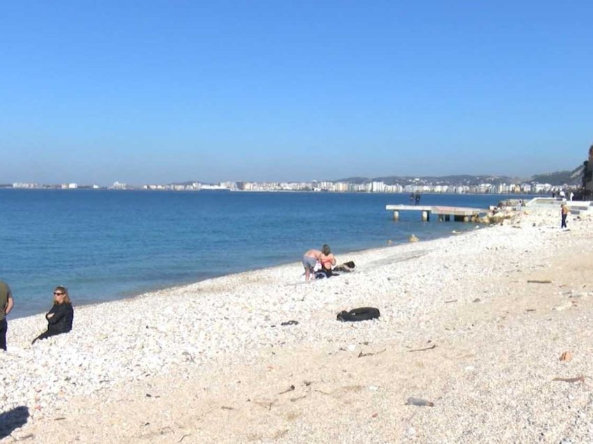 Temperaturat e ajrit mbi 18 gradë, pushuesit zgjedhin plazhin e Vlorës për shplodhje