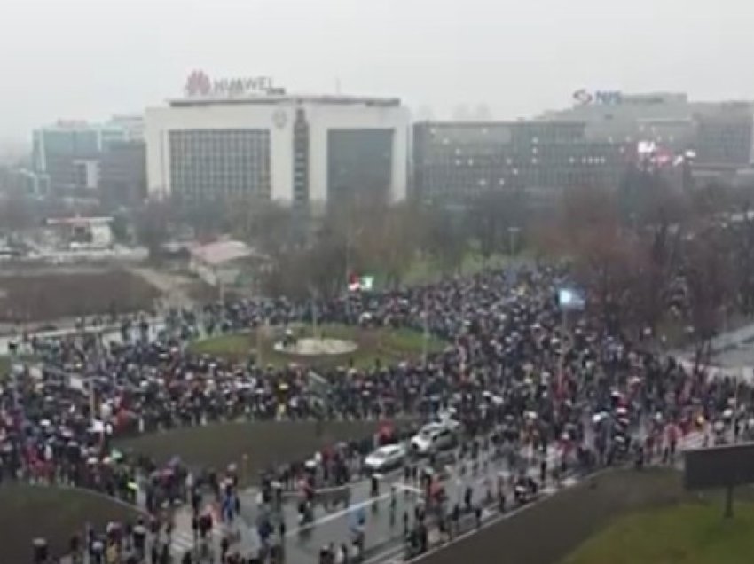 Protestat masive në Serbi, sugjerohet që Kosova të mos ndërhyjë