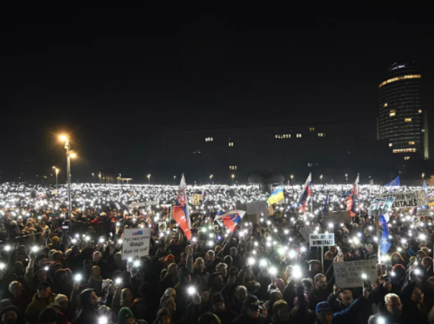 Protesta masive në të gjithë Sllovakinë kundër qëndrimit pro-rus të kryeministrit Fico