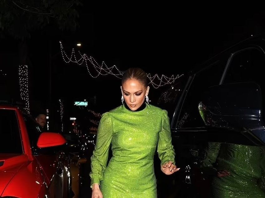 Jennifer Lopez mahnitëse me fustanin e gjelbërt