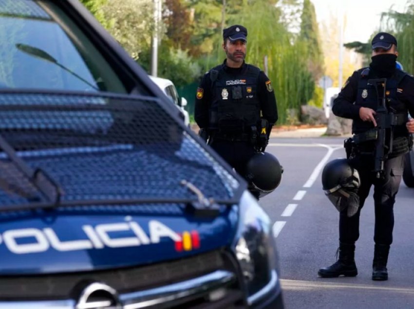 Policia spanjolle zbulon rrjetin kinez të trafikimit të qenieve njerëzore