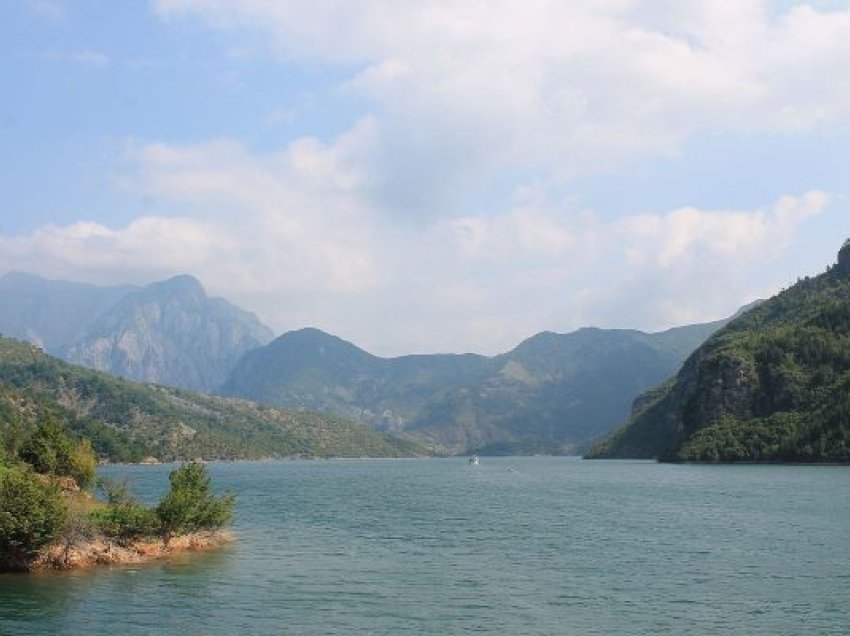 Gjendet një trup i pajetë në liqenin e Komanit