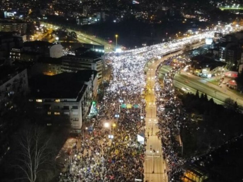 Studentët bllokojnë një nga nyjet më të mëdha të trafikut në Beograd – kjo do të zgjasë 24 orë - pamjet