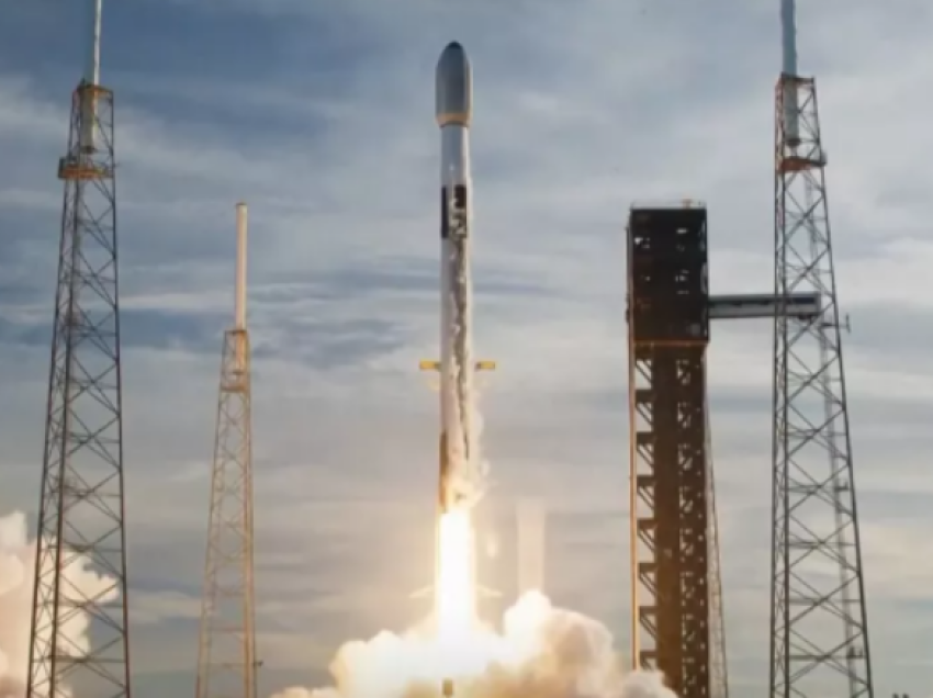 SpaceX lanson 21 satelitë në orbitën e ulët të Tokës