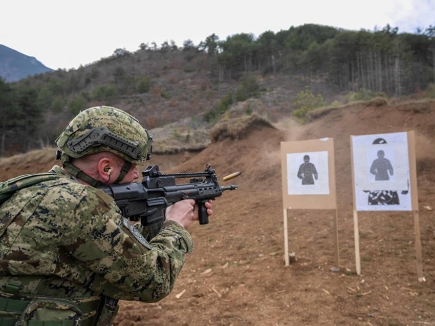 Ushtarët kroatë të KFOR-it stërvitjen për të qitur me armë zjarri