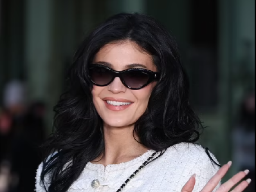 Kylie Jenner merr miratimin e Elitës së Modës pas pjesëmarrjes në shfaqjen e Chanel gjatë Javës së Modës në Paris