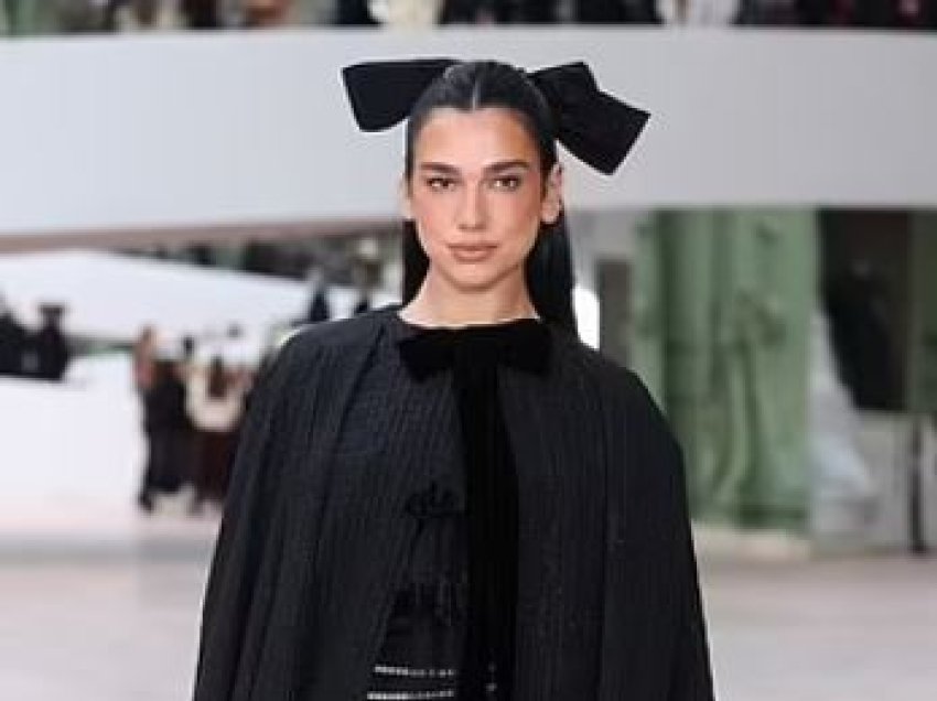 Dua Lipa me veshje dy-pjesëshe gjatë shfaqjes së Chanel në Paris