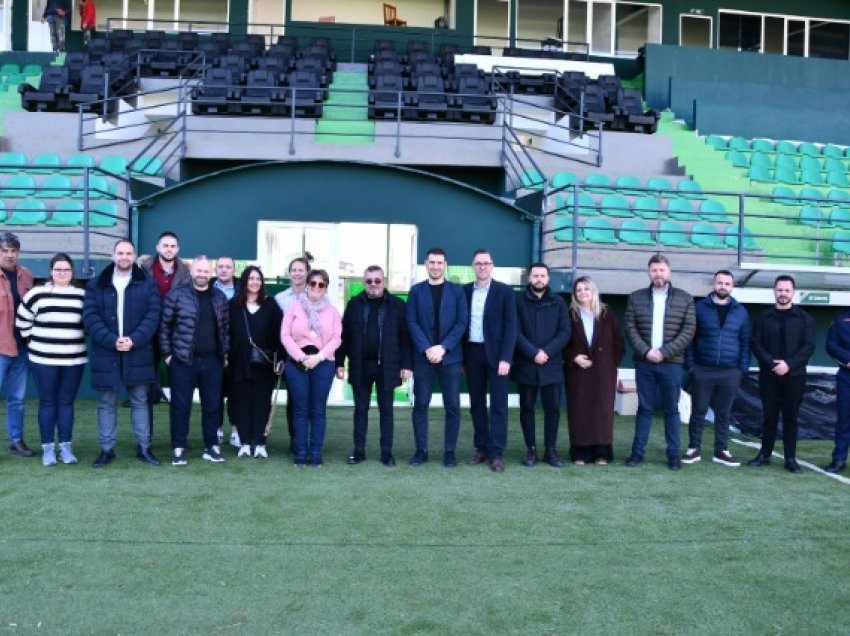 Delegacioni i UEFA-s inspekton stadiumin “Egnatia Arena”