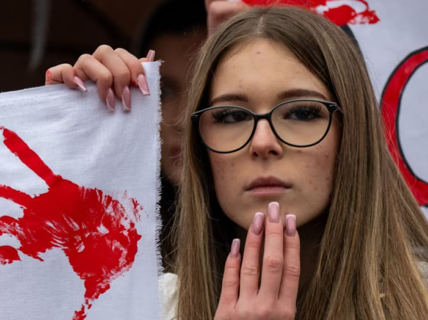 Në protestat në Serbi, “Brezi Vuçiq” gjen zërin e vet