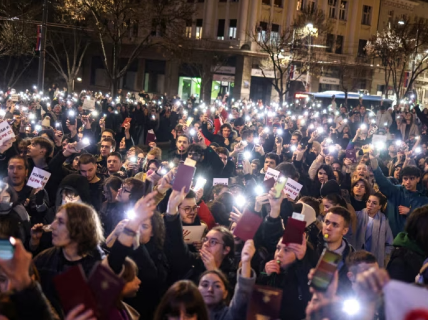 Alarmon profesori: Protestat në Serbi do të vazhdojnë, tensionet ndaj Kosovës dhe Ballkanit priten të thellohen – pse po hesht BE?