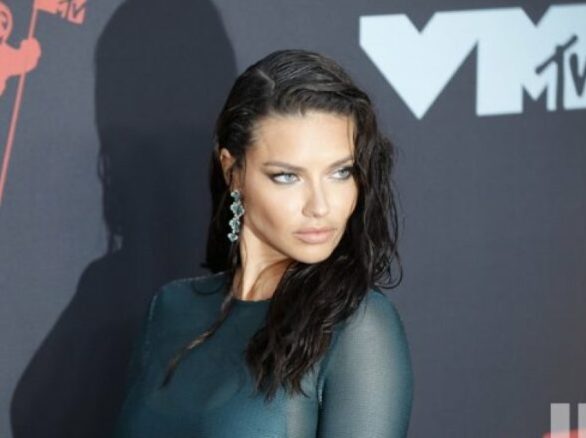 Adriana Lima paralajmëron fansat se një mashtrues që po prezantohet si ajo, po u kërkon njerëzve para në emër të saj