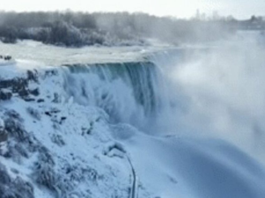 Ujëvarat e Niagarës u mbuluan me akull për shkak të dimrit ekstrem