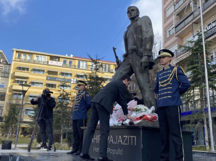 Liderët shtetërorë e politikë nderojnë figurën e heroit Zahir Pajaziti