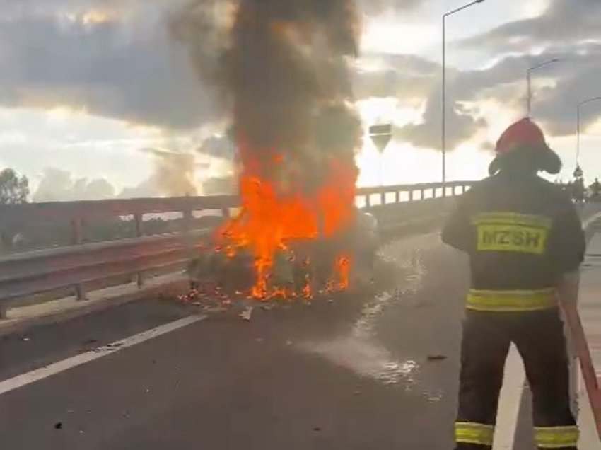 Përfshihet nga flakët makina në Unazën e Madhe, shkrumbohet e gjitha nga zjarri