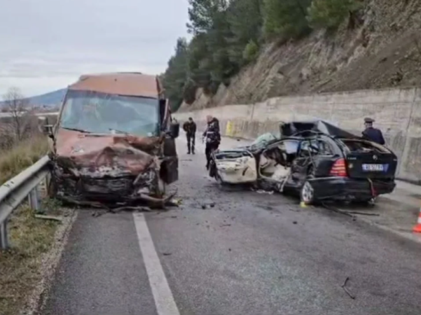 Pamje nga aksidenti tragjik në Peqin/ Nënë e bir humbin jetën, pesë të tjerë të lënduar