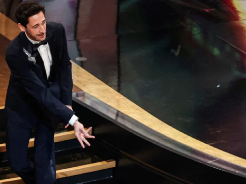 Veprimi i Adrien Brody në Oscar bëhet viral, aktori pështyn çamçakëzin dhe ia hedh të dashurës