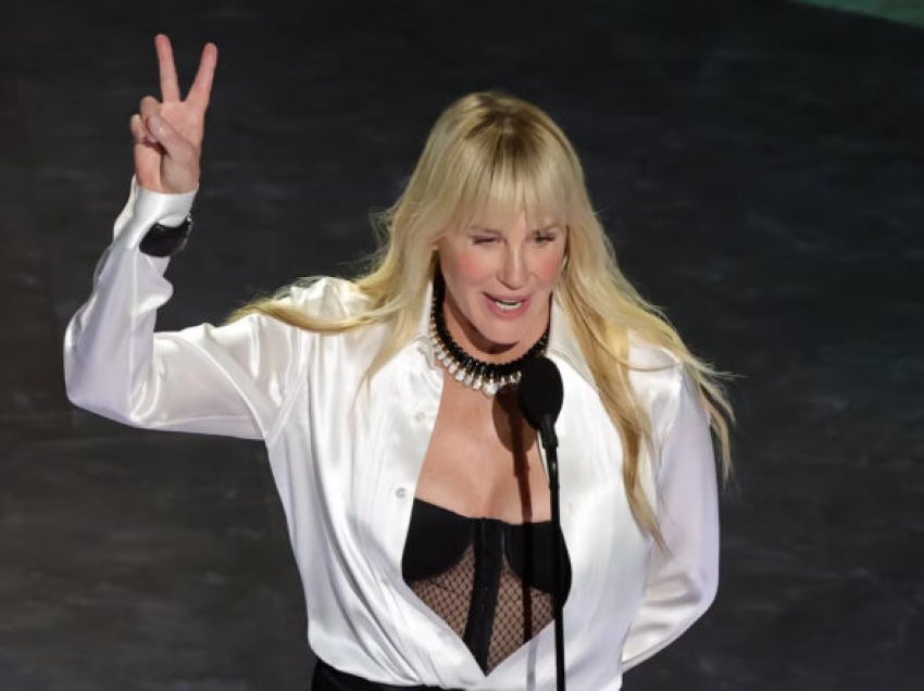 “Slava Ukraini”, aktorja Daryl Hannah del jashtë skenarit të ‘Oscars 2025’ dhe “godet” Trumpin me një deklaratë në skenë