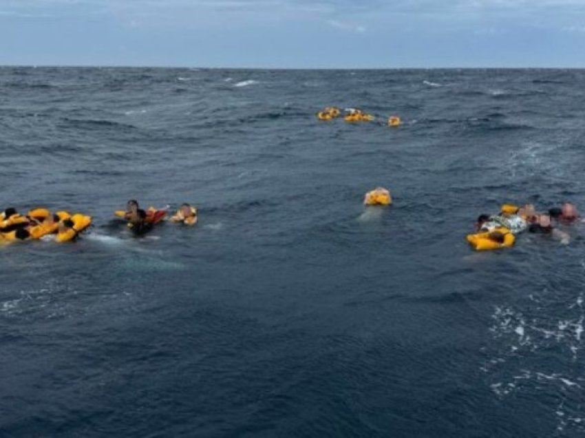 Pamje të reja dramatike të përmbytjes së një anije me 48 persona në Maldive