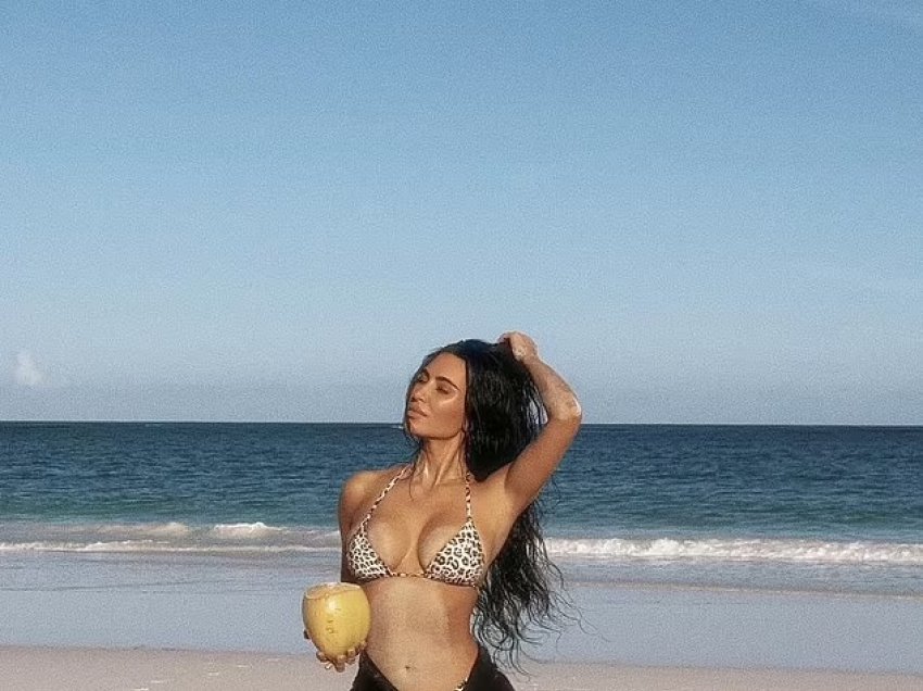 Kim Kardashian akuzohet për Photoshop në fotografitë me bikini – fansat vërejnë detajin e çuditshëm