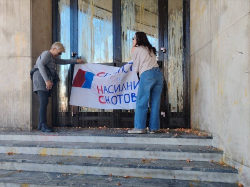 Studentet dhe profesoreshat në Novi Sad hodhën vezë në kuvendin e qytetit: Mesazh për Vulinin