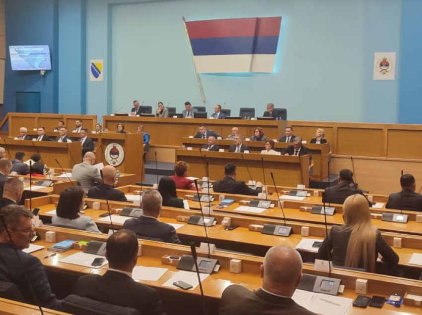 Asambleja e Republikës Sërpska diskuton për kushtetutën e re që e përcakton atë si shtet